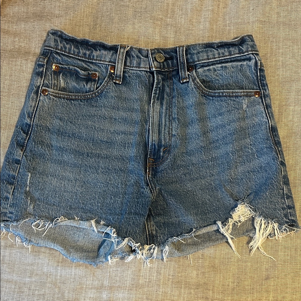 Abercrombie 4” mom shorts